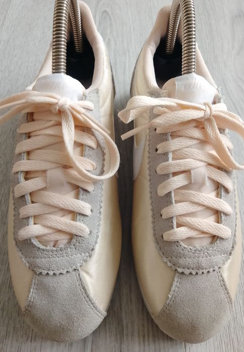 Оригінальні жіночі атласні кросівки Nike