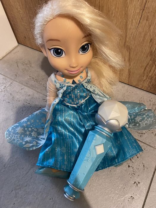 Lalka Elsa śpiewająca z mikrofonem