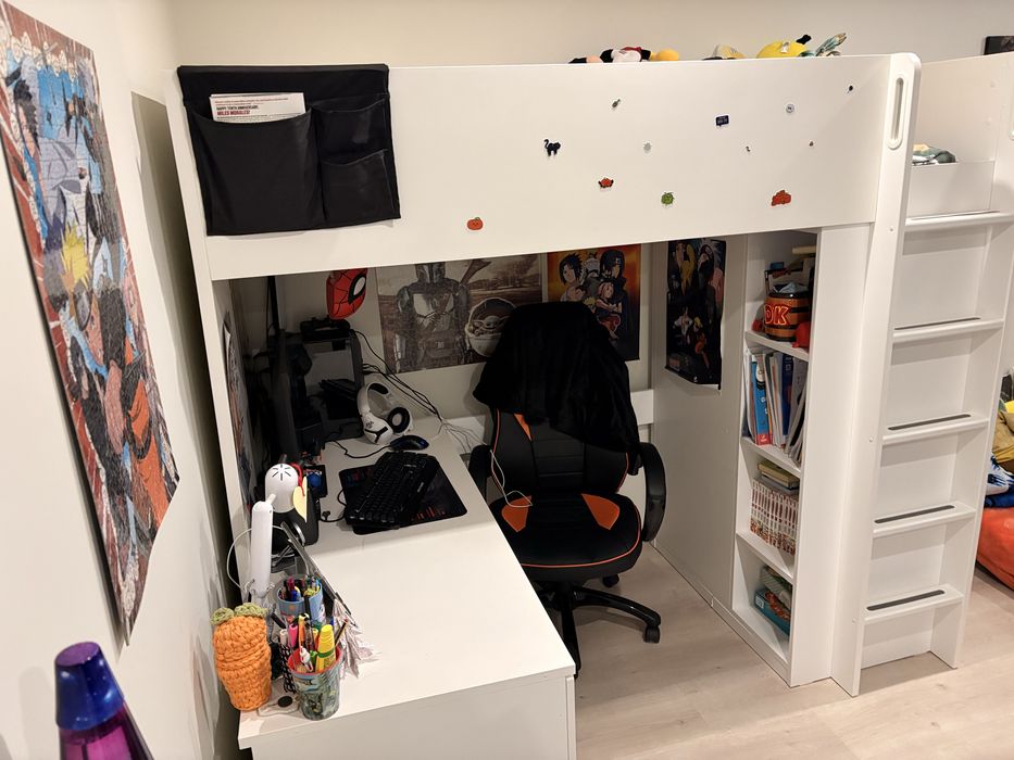 Cama alta + colchão + secretária +  armário