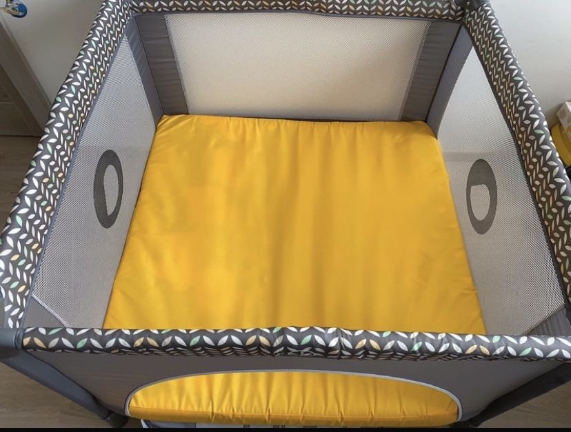 Łóżeczko turystyczne Lionel, z materacem dosatkowym stan idealny