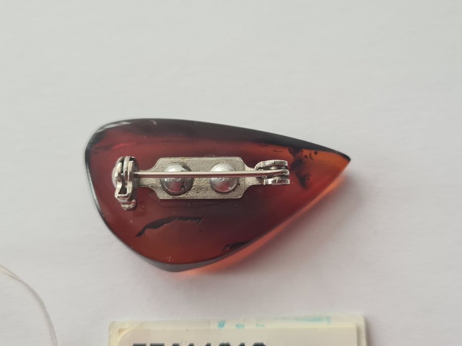 Янтарная  брошка