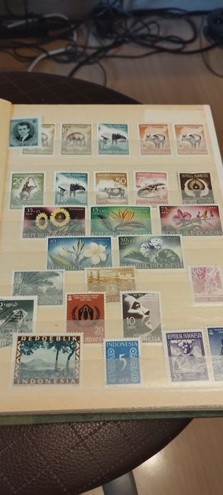 Album klaser ze starymi znaczkami pocztowymi z Indonezji i Indii