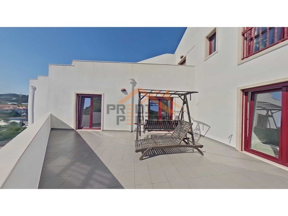 Apartamento T3 duplex remodelado, com box, situado em Casal de Cambra.