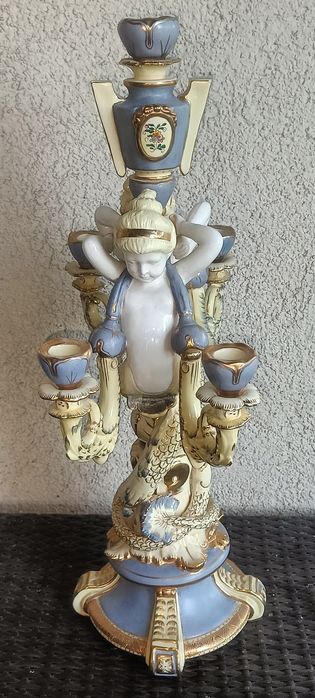 Świecznik z pięknej porcelany w stylu  barokowym Sygnowany