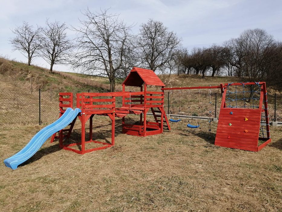 Plac zabaw drewniany mostek domek wspinaczka transport