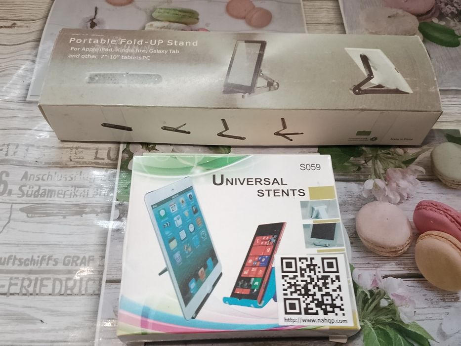 Підставки під гаджети двох типів.