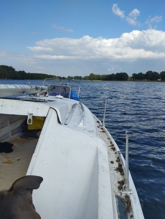 Łódź kabinową z wózkiem slipowym