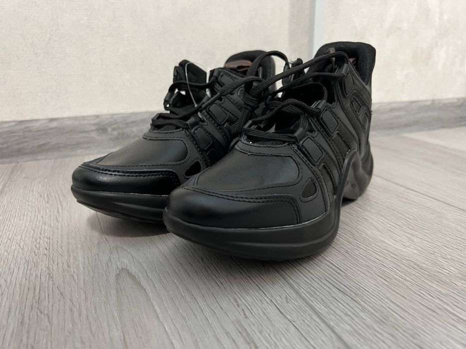 Продам нові високі кросівки