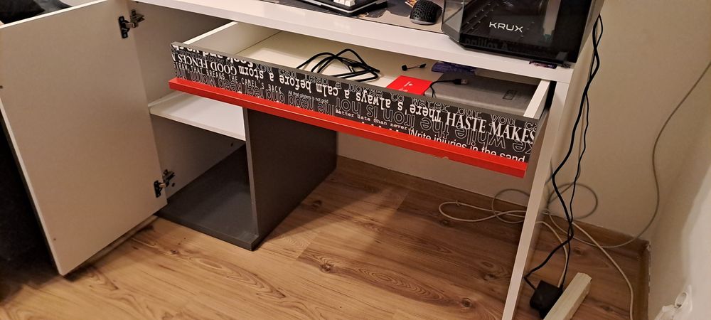 Łóżko i biurko dziecięce - młodzieżowe