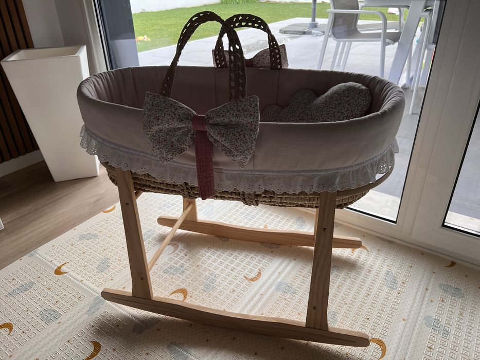 Alcofa e suporte com baloiço