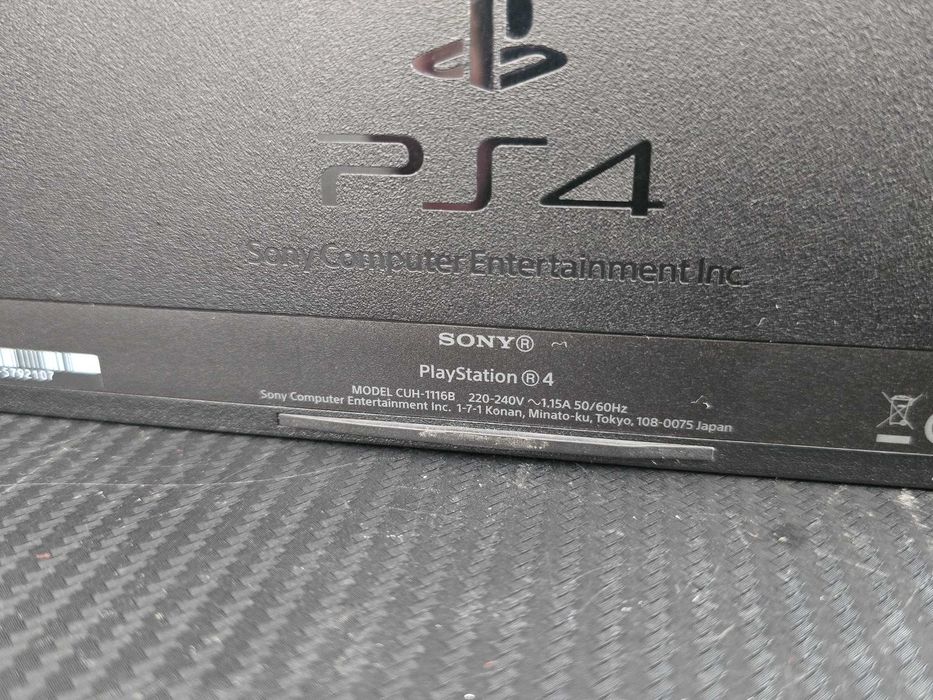PS4 1TB Completa + Comando + 20 jogos instalados
