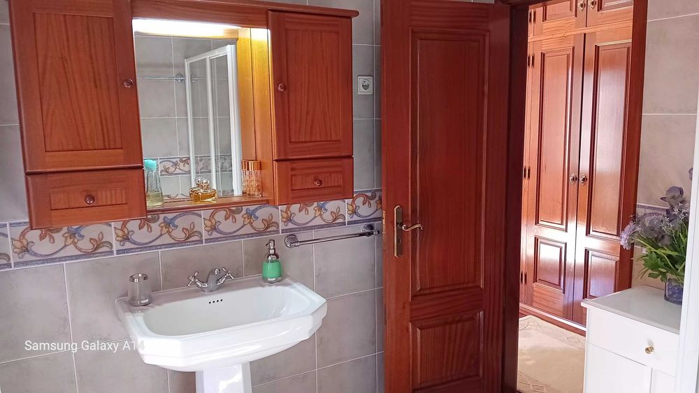 Arrendo suite com 30 m2 com wc sala e estacionamento grátis