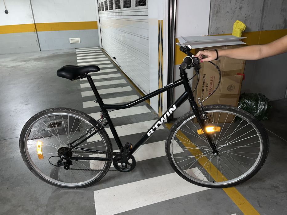 Bicicleta B’TWIN Riverside 100 – preta – ótimo estado