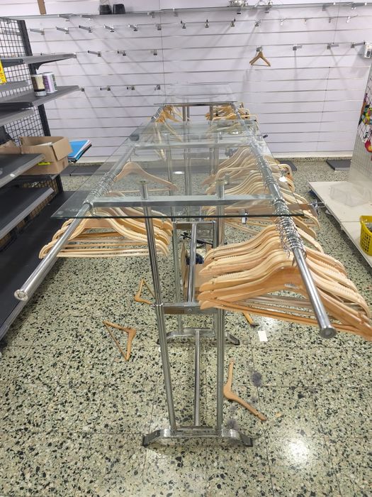 Expositores de roupa com tampo em vidro