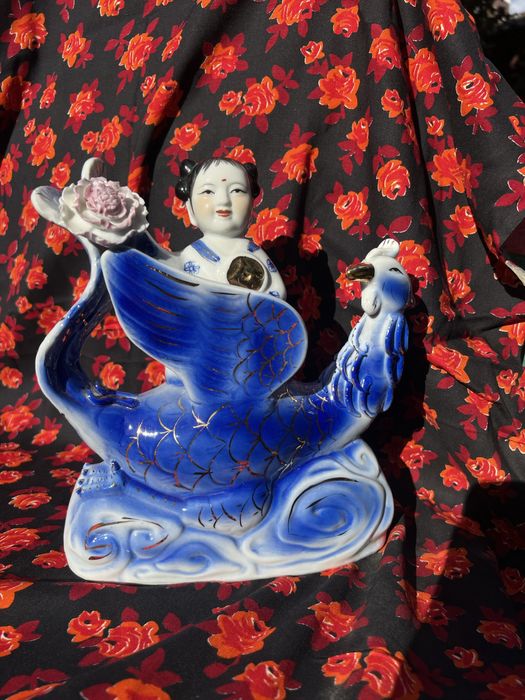 Фарфорова статуетка дівчина з птахом 1990 роки.