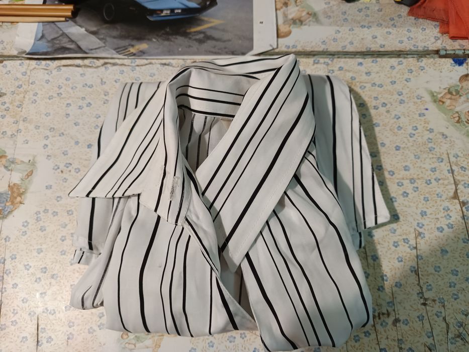 Vendo vestido branco com riscos amarelos para senhoras vão estar