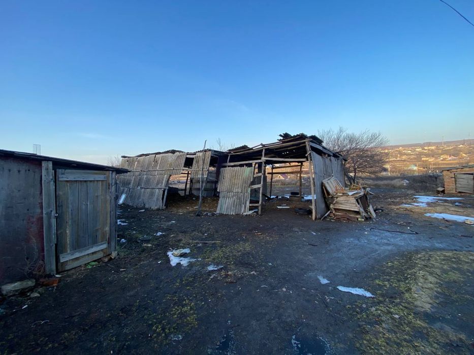 Продам хату та недобудованний будинок