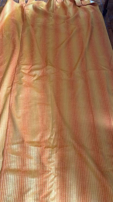 Cortinados amarelos alaranjados