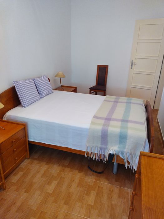 Cama de casal com estrado elétrico e colchão ortopédico.