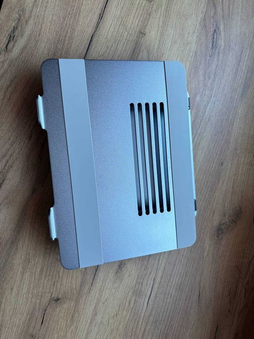 Metalowa stabilna podstawka pod laptop