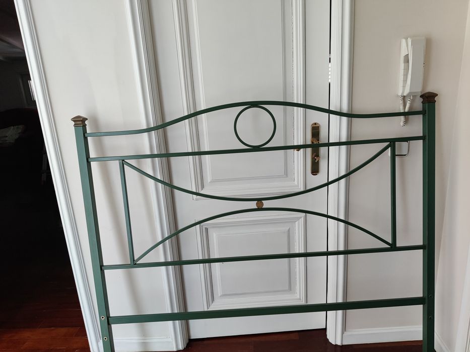 Cama de casal em ferro, lacada a verde e dourado, com colchão