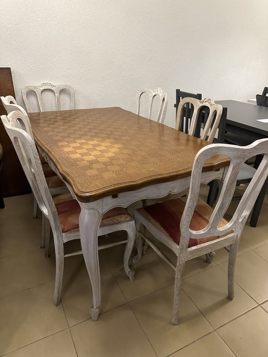 Piękny stół i sześć krzeseł w stylu ludwikowskim