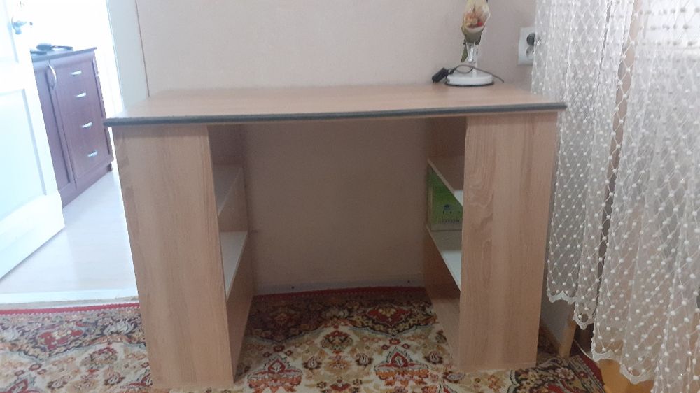 Продам письменный стол в отличном состоянии