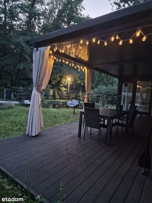 Dom nad dzikim jeziorem – 35 m² ciszy, lasu i szybkiego
internetu
