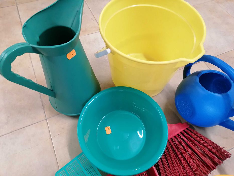 Plásticos sortidos, caixas, regador e outros , lote todo por 6€