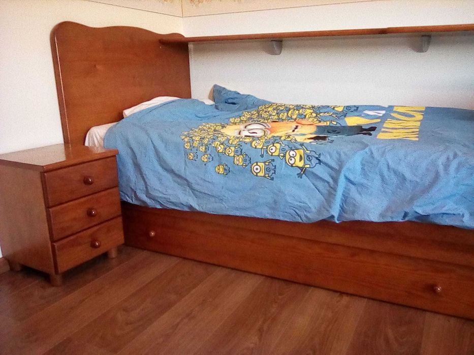 Quarto de bebé convertível em cama de solteiro em madeira maciça