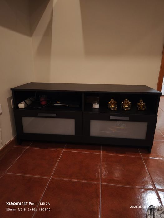 Móvel de tv com duas gavetas