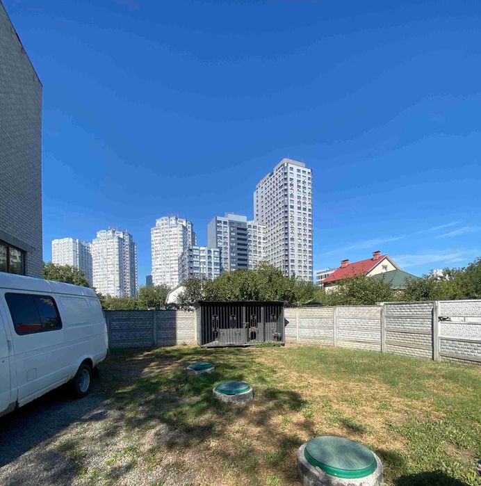 Будинок 500м2.Всі комунікаїї підключено. 200м до метро Осокорки