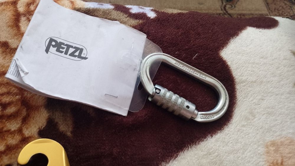 Карабін Petzl OXAN triact-lock steel