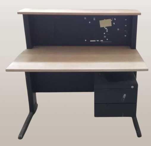 Mesa de trabalho com bloco de gavetas integrado
