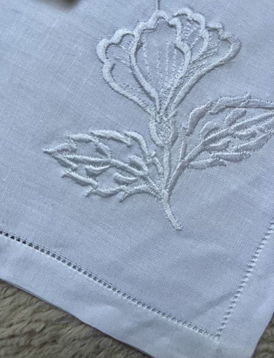 Zestaw 4 serwetki bawełniane białe z haftem