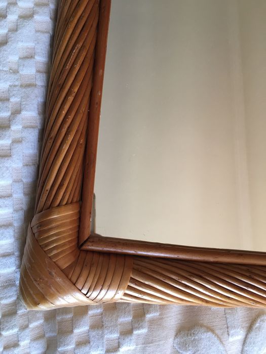 Espelho com moldura em verga