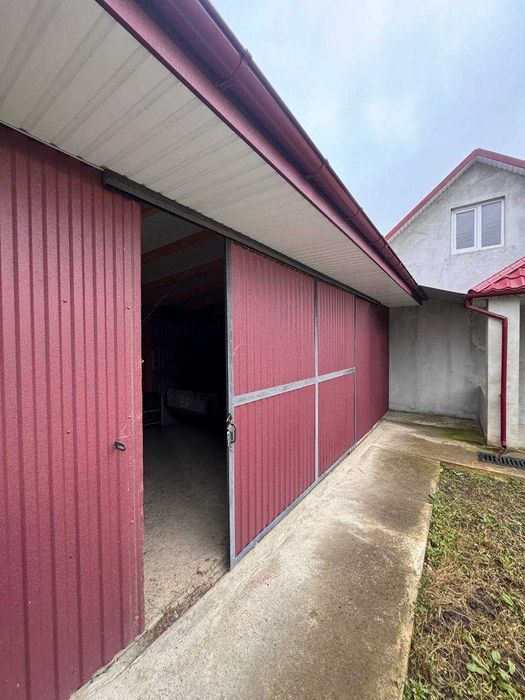 Домоволодіння з магазином у с. Брусниця