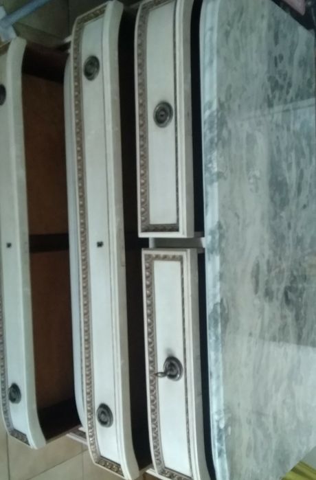 Comoda antiga,tampo em pedra