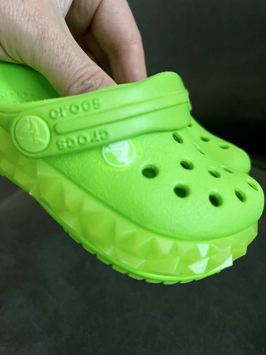 Детские сабо шлепанцы Crocs Geometric Glow Band C4