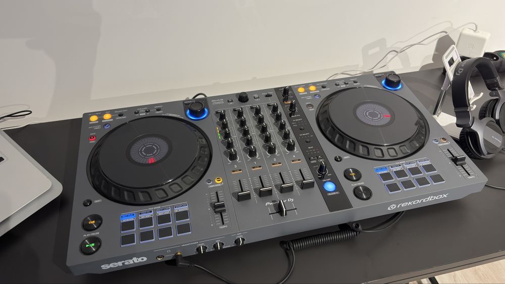 Zestaw DJ gotowy do grania. Konsola, laptop, sluchawki, ława, przewody