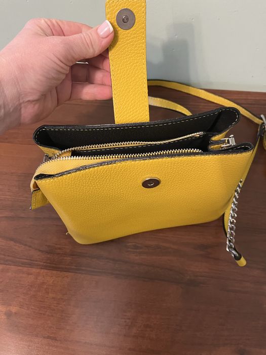 Жовта шкіряна сумка через плече,