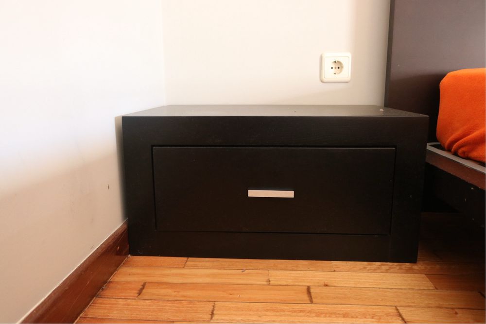 Cama de Casal e mesas cabeceira