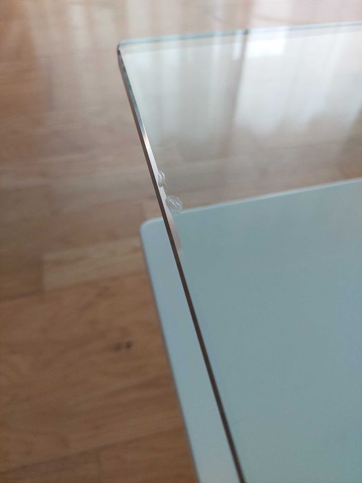 Mesa de centro com vidro temperado e MDF branco
