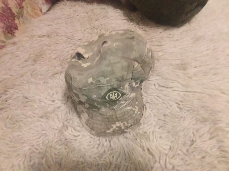 Кепка военная в пятнах,
