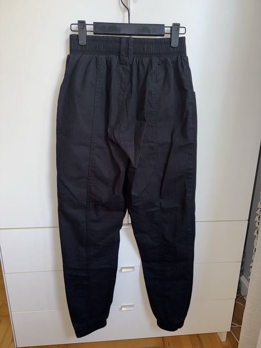 Czarne spodnie jogger S Sinsay