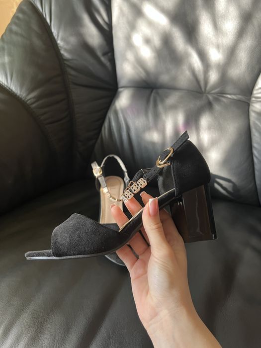 Жіночі босоніжки замшеві з ремінцем на підборах