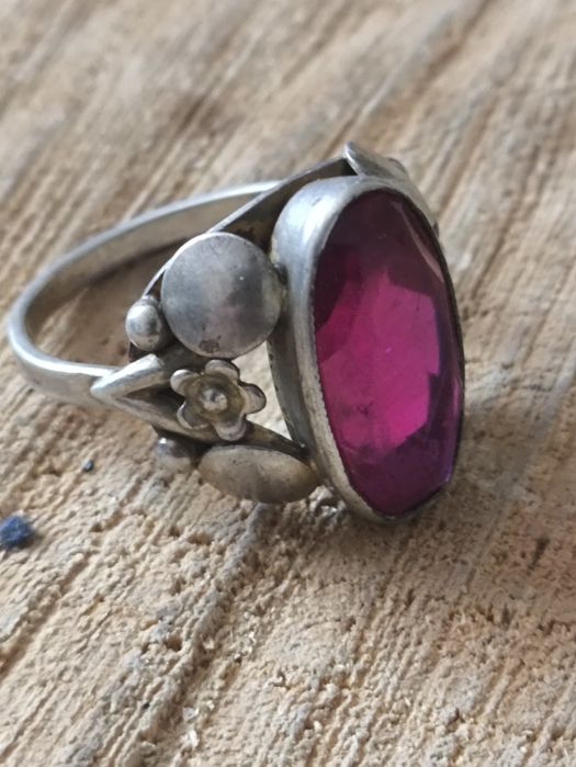 Stary srebrny pierścionek z czerwonym oczkiem. Kopułka vintage .