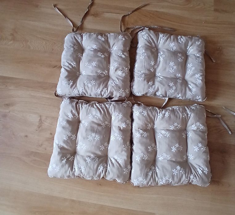 Beżowe poduszki na krzesła