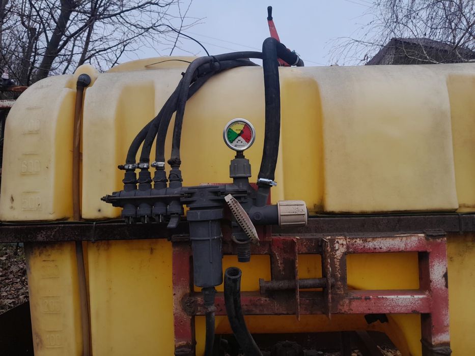 Навісний оприскувач на 800 літрів