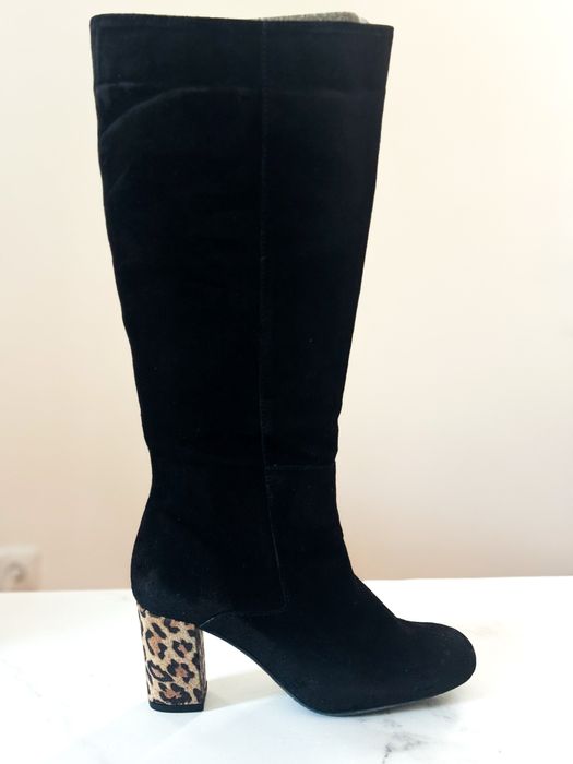 Botas altas pretas Carvela com salto leopardo – elegantes